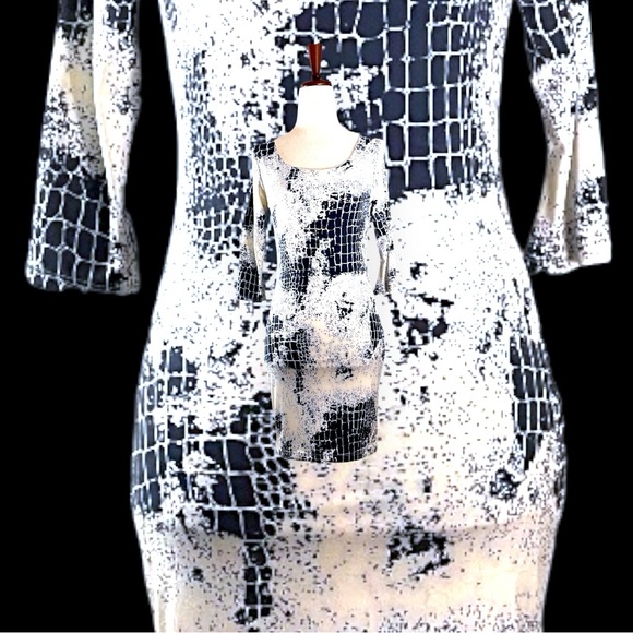 cute midi dress, white with blue crocodile pattern, cut out back, SIZE S - Picture 6 of 10